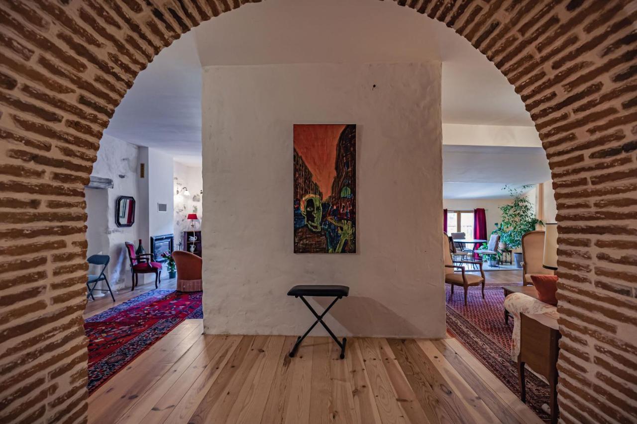 Sundrenched Relais De Poste In Serdinya Екстериор снимка