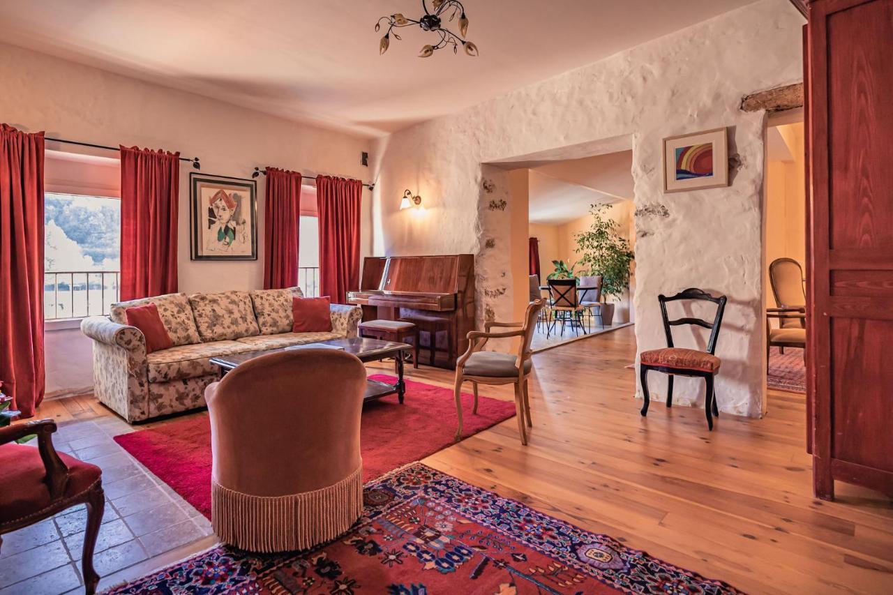 Sundrenched Relais De Poste In Serdinya Екстериор снимка