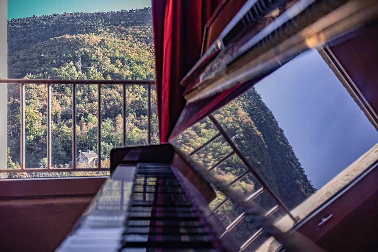 Sundrenched Relais De Poste In Serdinya Екстериор снимка